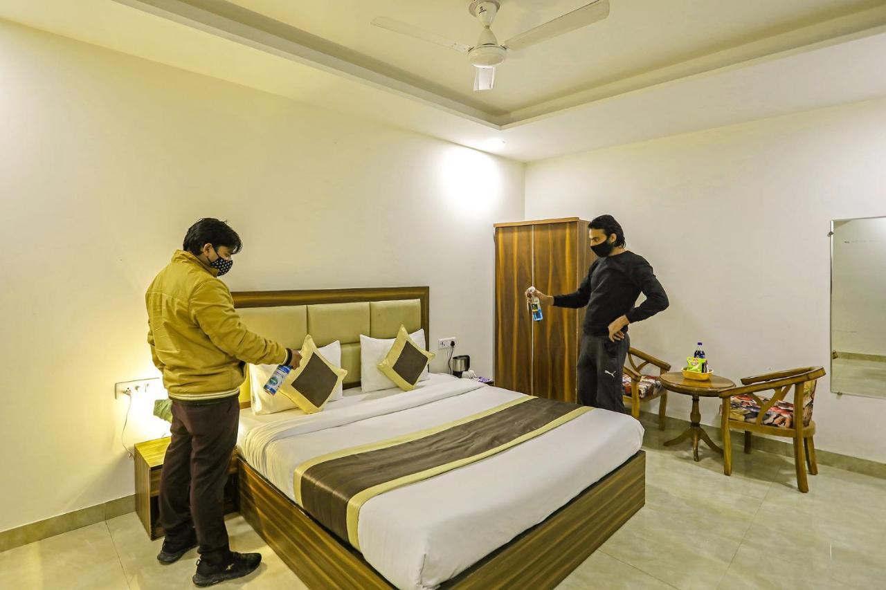 Fabhotel White House Bnb - Nr Yashobhoomi Convention Centre Delhi  Exterior photo